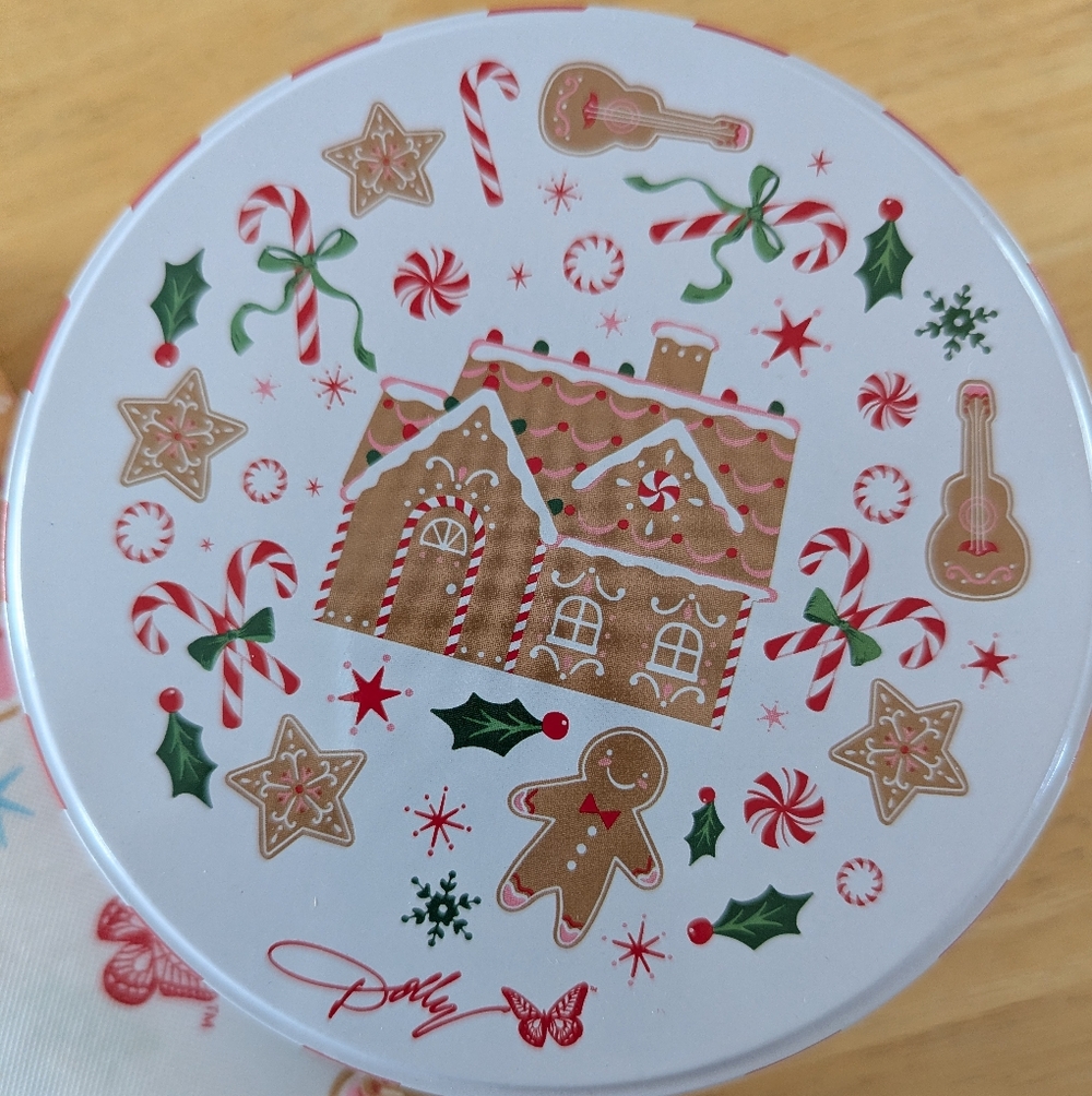 Dolly Parton Christmas Gingerbread Tablecloth and Tin Set - Picture 4 of 6